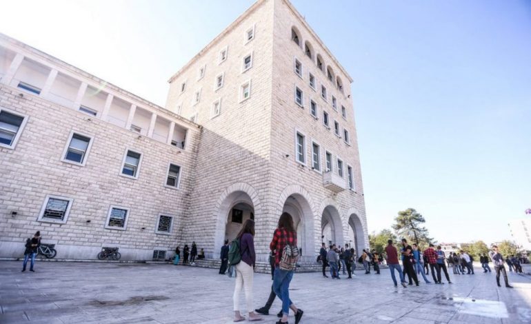 STUDENTËT I KTHEHEN AUDITOREVE/ Nis sot viti i ri akademik 2023-2024
