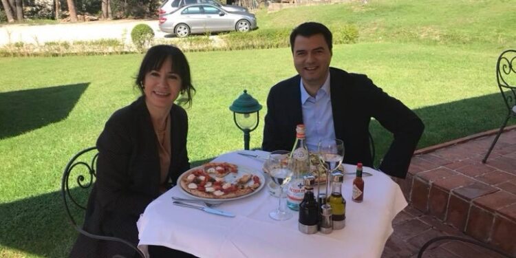 FOTOLAJM/ Të përqafuar, Lulzim Basha uron bashkëshorten për ditëlindje