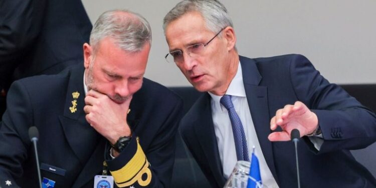 SHKAK, LUFTA NË UKRAINË/ NATO kërkon rritjen e prodhimit të armëve, paralajmëron se depot po zbrazen
