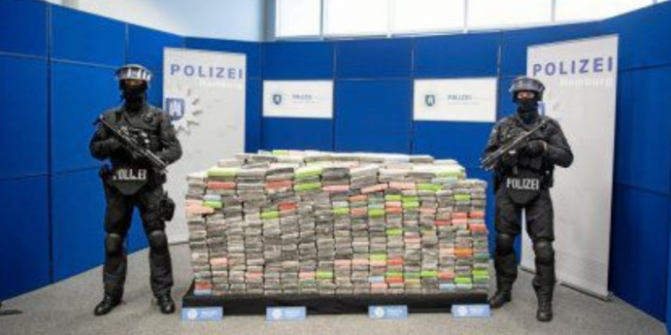 TRAFIKU I DROGËS/ Policia gjermane sekuestron 240 kg kokainë që vinte nga Amerika Latine, 3 shqiptarë në pranga
