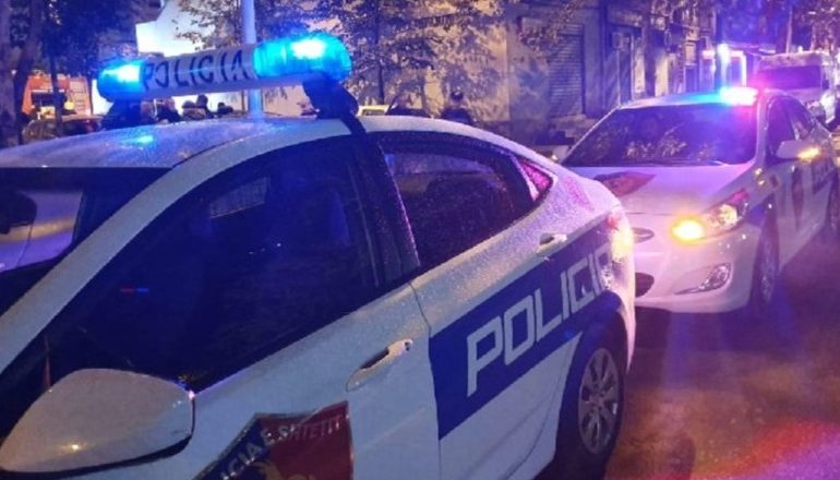 AKSIDENT NË KORÇË/ Shoferi humb kontrollin e mjetit dhe del nga rruga! Plagosen 2 persona