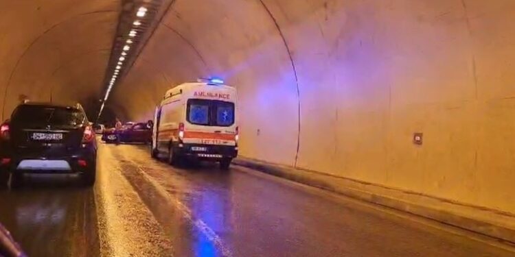 AKSIDENT I RËNDË/ Makina humb kontrollin e përplaset me murin brenda tunelit të Krrabës, bllokohet qarkullimi i automjeteve