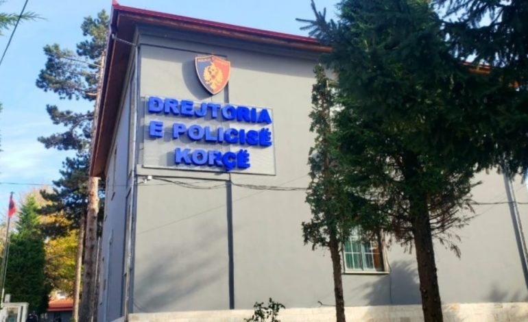 NË TIMON I DEHUR PËRPLAS DY AUTOMJETE TË PARKUARA/ Arrestohet 55-vjeçari në Korçë