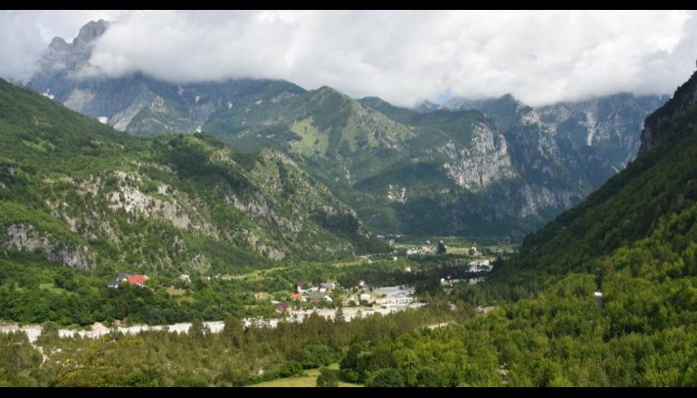 E TRISHTË/ 31-vjeçarja gjermane bie në greminë dhe vdes në Theth! Po eksploronte zonën bashkë me një turist