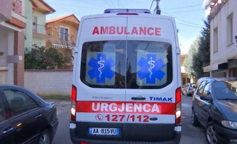 AKSIDENT NË AKSIN LUSHNJË-FIER/ Dy makinat përplasen “kokë më kokë”, mes të plagosurve ka fëmijë
