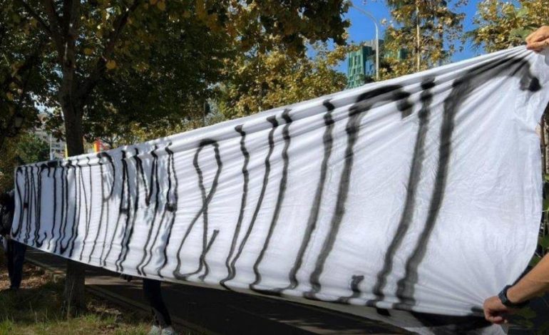 “SANKSIONONI RAMËN DHE VUÇIÇIN”/ 3 të rinj protestë te Piramida, shoqërohen në polici