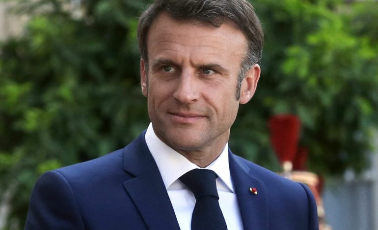 VIZITA E PARË ZYRTARE NË SHQIPËRI/ Presidenti francez, Emanuel Macron mbërrin në Tiranë