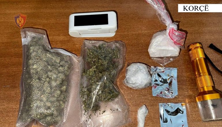 VIJON “TEMPULLI”/ Shiste doza kanabisi afër shkollave në Korçë, arrestohet 30-vjeçari, një tjetër nën hetim (EMRI)