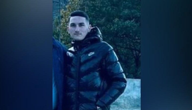 PLAGOSI TË MITURIN NË KAMËZ/ Gjykata e Tiranës lë në burg 18-vjeçarin dhe bashkëpunëtorin e tij