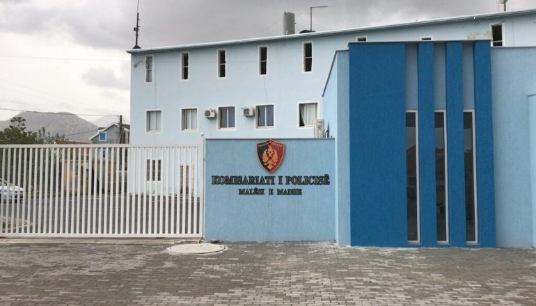 PËRSHTATI NJË AMBJENT PËR TË KULTIVUAR KANABIS NË MALËSINË E MADHE/ Arrestohet 27-vjeçari! Dje i vunë në pranga bashkëshorten, i dënuar…