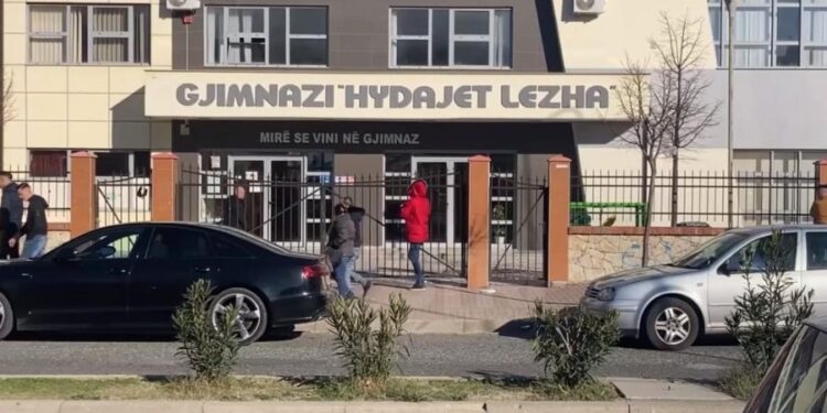 GODITI MËSUESEN ME KARRIGE/ Arrestohet nxënësi 16-vjeçar. Policia ngre dy akuza penale