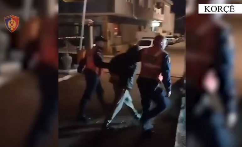E PËSOJNË KEQ/ U kapën duke transportuar 10 emigrantë kundrejt pagesës, 4 në pranga, njëri prej tyre u kap me kokainë