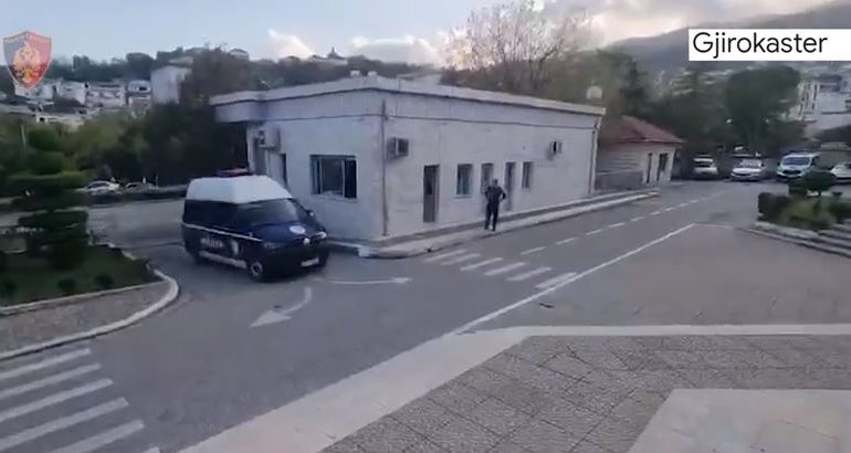 PAMJET/ Kokainë e fara kanabisi në banesë, arrestohen dy persona në Gjirokastër