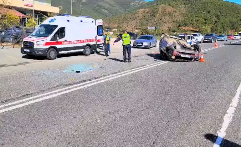 AKSIDENT NË RRUGËN E KOMBIT/ Dy automjete përplasen midis tyre, njëra përmbyset në rrugë. Disa të plagosur