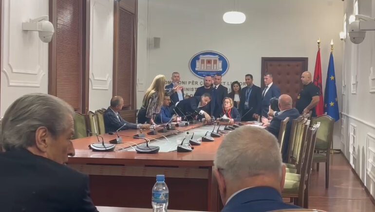 DEGRADON SITUATA BRENDA KOMISIONIT TË ETIKËS/ Noka shkul mikrofonat dhe i kërkon Bushkës të largohet