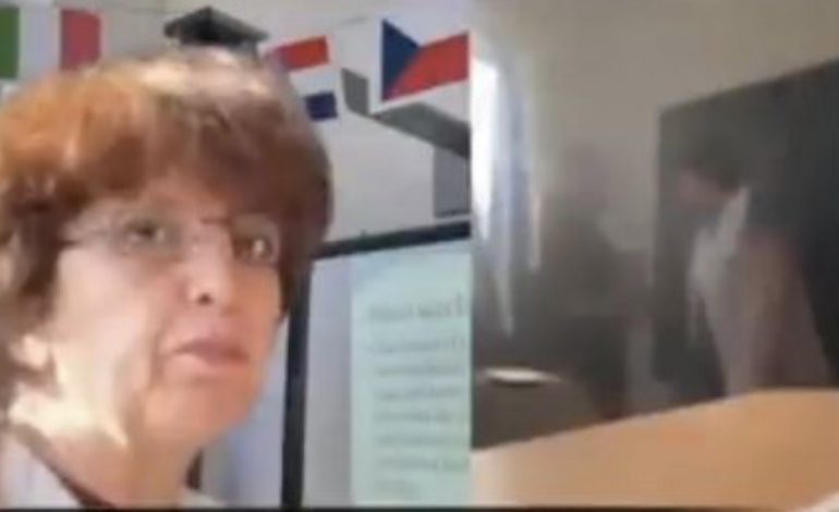 “KUSHËRIRI QESHTE DHE BËNTE VIDEO”/ U dhunua nga nxënësi në klasë, mësuesja: S’i përmenda babain e ndjerë…