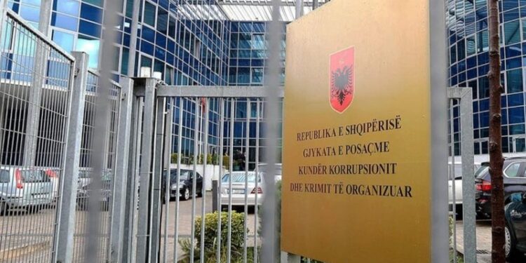EMRAT/ Rryshfet për leje ndërtimi, GJKKO burgos katër zyrtarët e bashkisë: Ja sa vite…