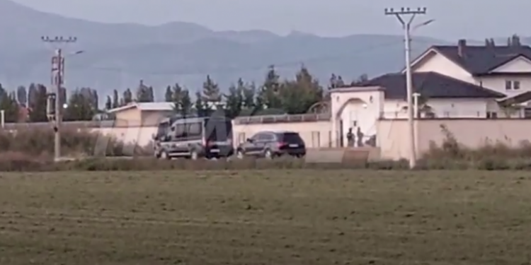 PUBLIKOHEN PAMJET/ Momenti kur policia ‘blindon’ zonën e Fushë Kuqes, rrethon banesën dhe resortin luksoz të ‘baronit’ të drogës Gëzim Çela