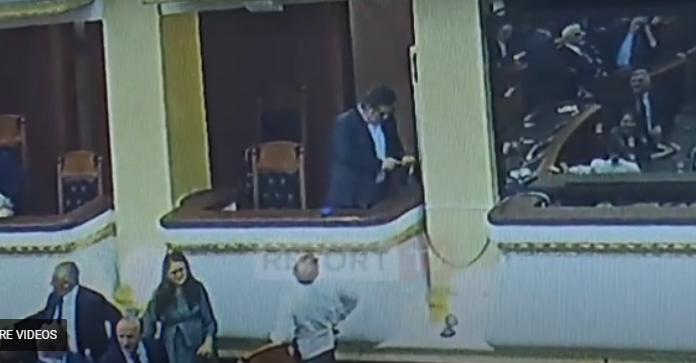 SKENAR PËR PRISHJEN E SEANCËS/ Paloka me urdhër të Berishës, heq fishat për të mbyllur mikrofonat e deputetëve