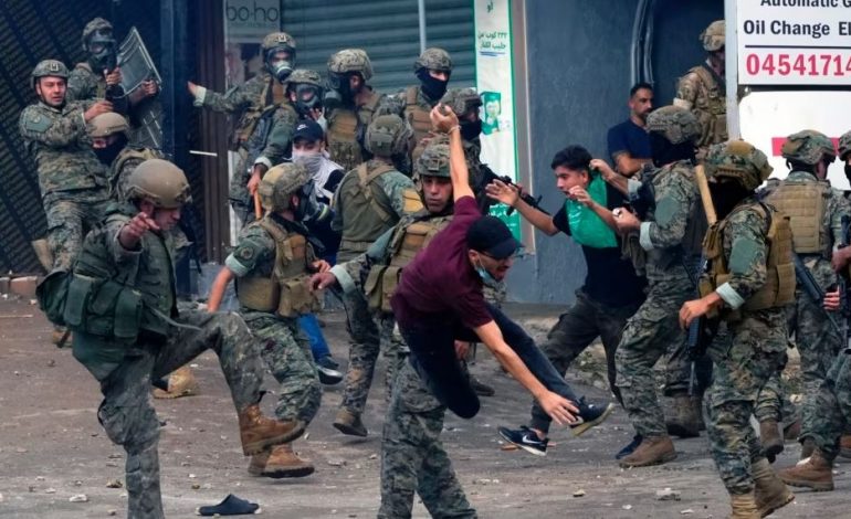 PROTESTA KUNDËR BOMBARDIMEVE NË GAZA/ Policia përleshet me demonstruesit pranë Ambasadës amerikane në Liban