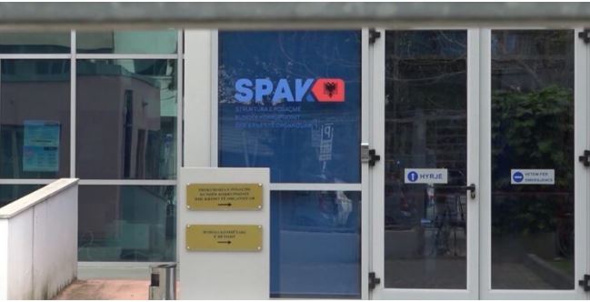 MERRNIN RYSHFET PËR TË LIRUAR MAKINAT E BLLOKUARA/ SPAK çon në gjyq policët gjyqësorë në Gramsh dhe sekserin