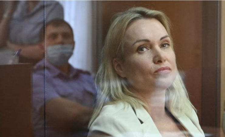 KRITIKOI PUSHTIMIN E UKRAINËS/ Ish-gazetarja e televizionit shtetëror rus dënohet me 9 vite burg