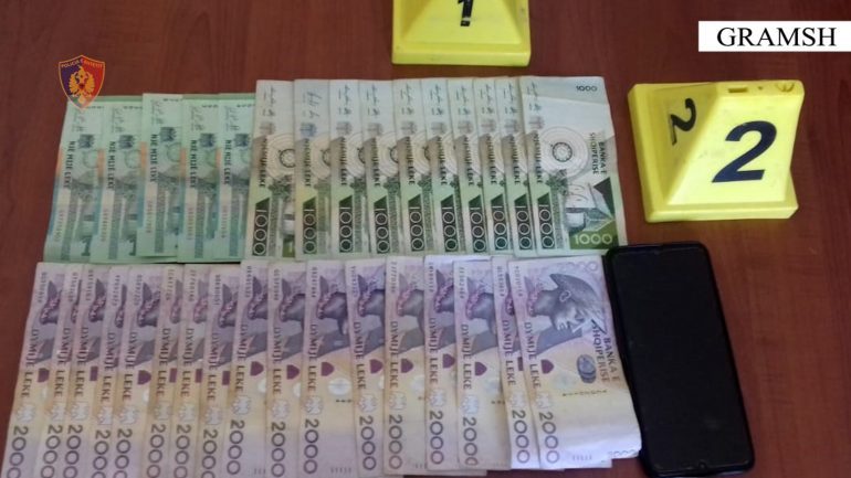 ARRESTOHET 19-VJEÇARI NË GRAMSH/ Grabiti të moshuarin, e goditi me grusht e sende të forta