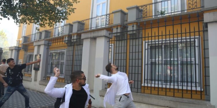 PROTESTA/ Studentët e Mjekësisë qëllojnë me vezë Ministrinë e Arsimit