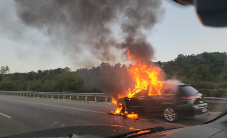 PAMJET/ Zjarr në aksin rrugor Tiranë-Elbasan, përfshihet tërësisht nga flakët një automjet