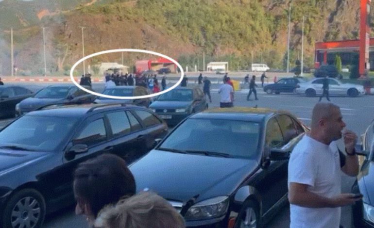 SHERR ME SHKOPINJ E GRUSHTE/ Autobusi me tifozë të Tiranës dhe Vllaznisë përfundon në komisariat, 4 në spital