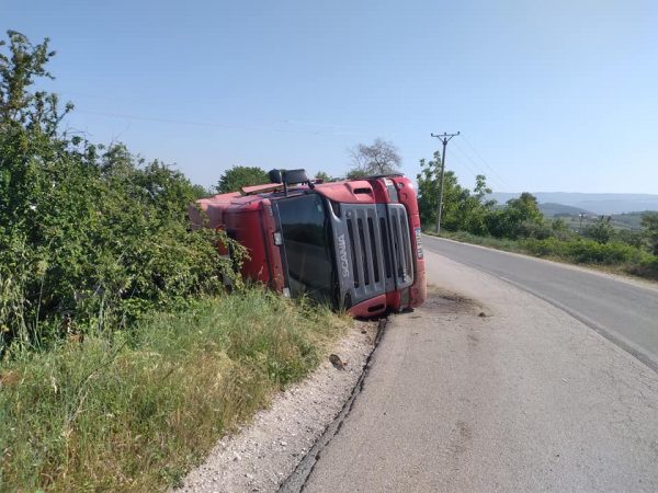 AKSIDENT NË LIBRAZHD/ Përmbyset kamioni, plagoset rëndë shoferi