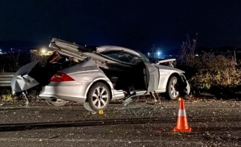 TRAGJIKE/ 22-vjeçari humb kontrollin e mjetit dhe përplaset me bordurën mbrojtëse të rrugës, vdes pasagjeri