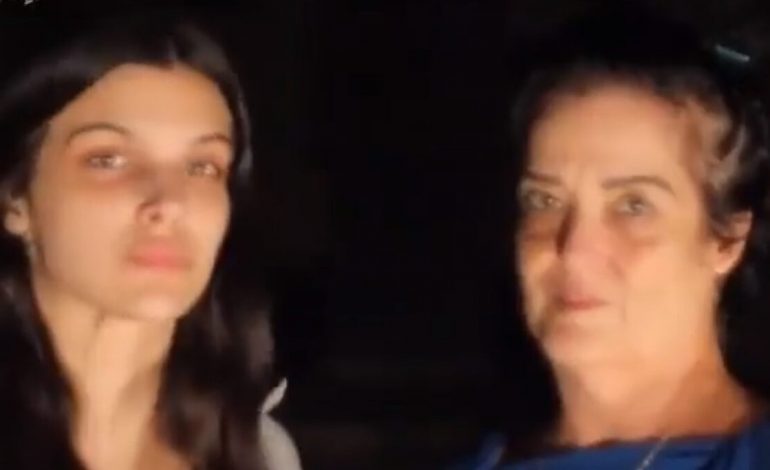 TË LODHURA, POR TË LUMTURA/ Shikoni momentin kur nënë e bijë lirohen pas dy javësh nga Hamasi (VIDEO)