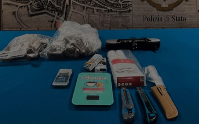 U KAPËN MAT ME HASHASH DHE KOKAINË/ Arrestohen një shqiptar dhe një italian