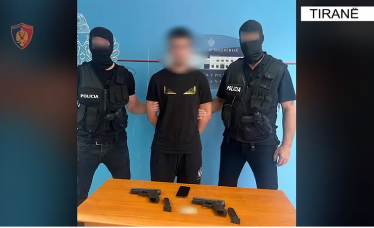 TRAFIK ARMËSH NGA KOSOVA NË SHQIPËRI/ Si u kap 20-vjeçari nga Prishtina sapo mbërriti në kryeqytet. Policia kishte marrë informacione për…