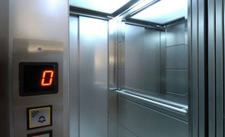 E RËNDË/ Shkëputet ashensori i pallatit në Tiranë, ndërron jetë 58-vjeçari