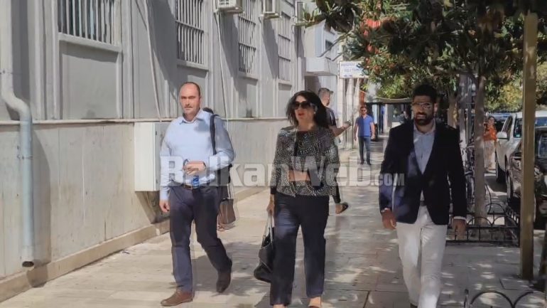 “MË LEJONI TË BËJ BETIMIN”/ Fredi Beleri del në gjyq, mbërrin në Durrës dhe ambasadorja greke