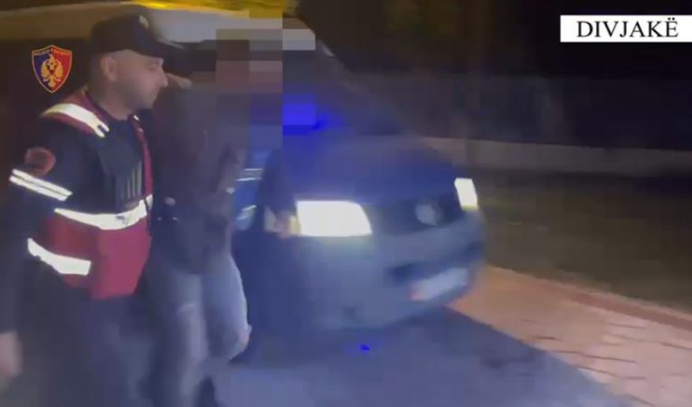 GRABITET DHE DHUNOHET 81-VJEÇARJA NË DIVJAKË/ Policia arreston dy autorët
