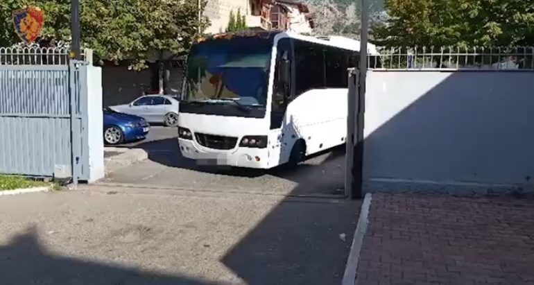 MERRTE MIJËRA EURO PËR KALIME ILEGALE EMIGRANTESH/ Shpallet në kërkim 57-vjeçari nga Kosova