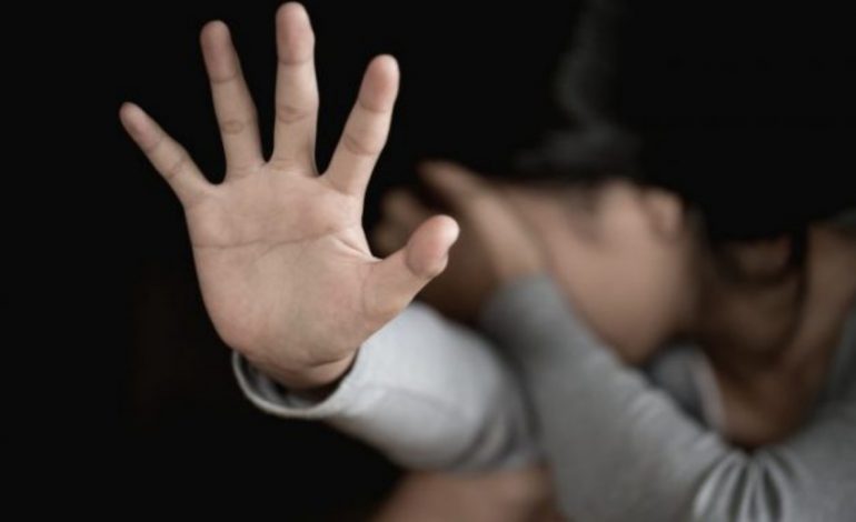 E RËNDË NË PËRMET/ Arrestohet pedofili, abuzoi seksualisht të miturën