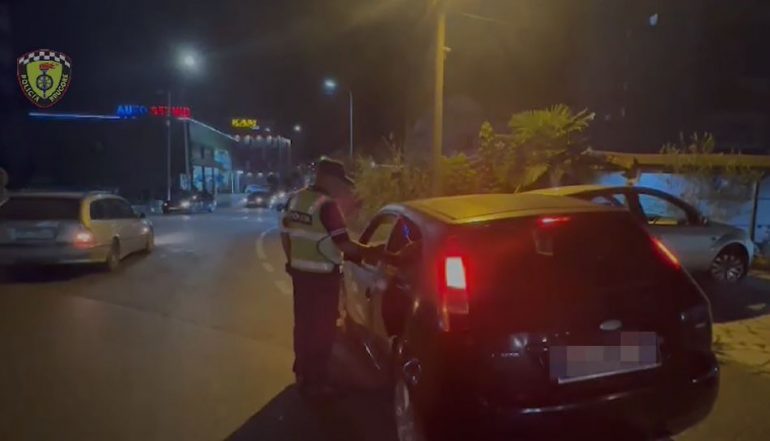 POLICIA E ELBASANIT NË AKSION/ Tetë shoferë të arrestuar dhe mijëra gjoba për shkelje të qarkullimit rrugor
