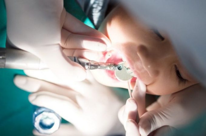 NDËRROI JETË PAS NDËRHYRJES TEK DENTISTI/ Familjarët dhe qytetarët mblidhen nesër para klinikës në kujtim të 3-vjeçarit