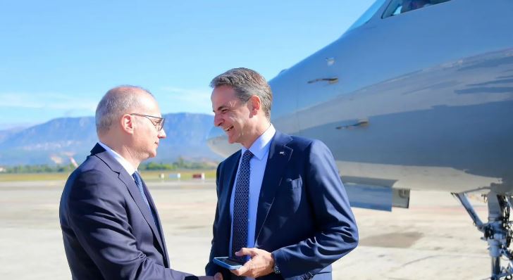 SAMITI I PROCESIT TË BERLINIT/ Mitsotakis mbërrin në Tiranë, pritet nga ministri i Jashtëm Hasani