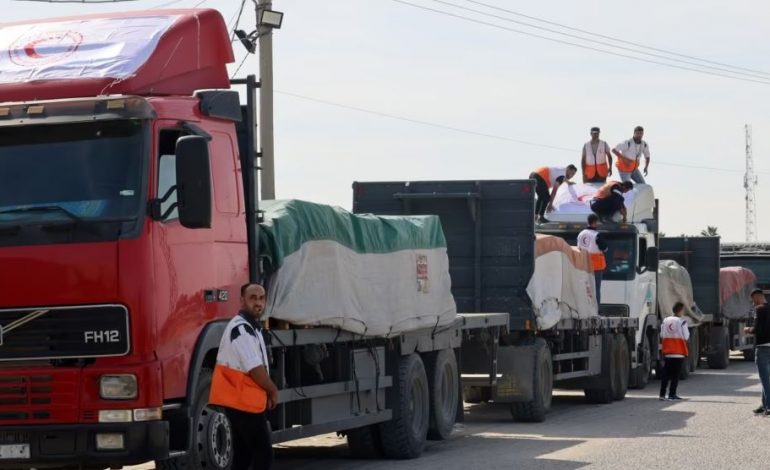 LUFTA MES HAMASIT DHE IZRAELIT/ Kamionët e ndihmave fillojnë të hyjnë në Gaza