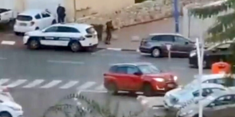 PAMJET TRONDITËSE NGA SULMI NË IZRAEL/ Luftëtarët e armatosur qëllojnë civilin në mes të rrugës