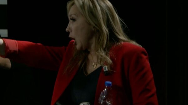 “IK ORE Q***”/ Evi Kokalari ngre gishtin e mesit dhe largohet nga studio duke sharë live moderatorin