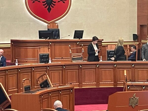 BLLOKUAN SEANCËN PLENARE/ Komisioni i Etikës përjashton 26 deputetë të opozitës pas kërkesës së PS (EMRAT)