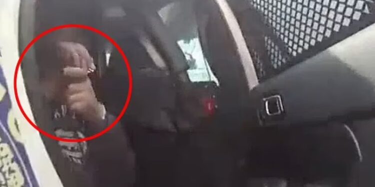 “PO ECTE NË MËNYRË TË DYSHIMTË”/ Me armën gati për qitje, arrestohet shqiptari