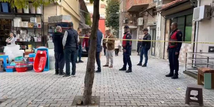 “SHITËSJA MË HIDHTE ILAÇ NË USHQIME”/ Çfarë deklaroi në polici i riu që qëlloi me hanxhar gruan në pazarin e Korçës