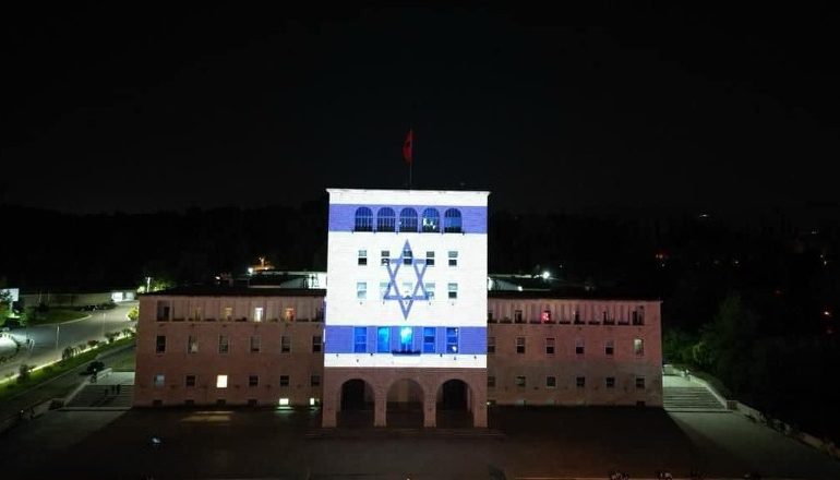 FLAMURI IZRAELIT NË GODINËN E UNIVERSITETIT POLITEKNIK/ Rama solidarizohet: Shqipëria qëndron me Izraelin